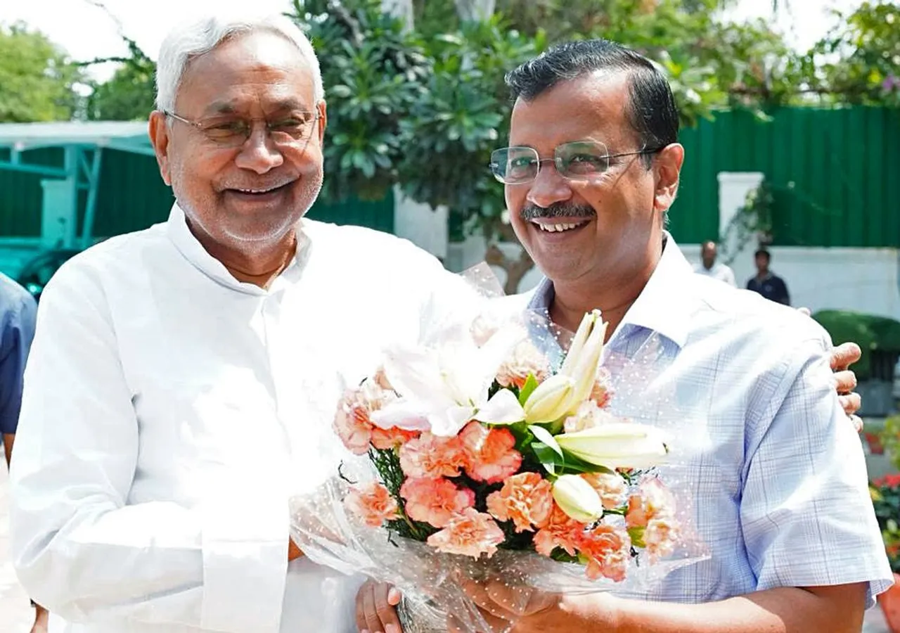 nitish kumar and arvind kejriwal.jpg