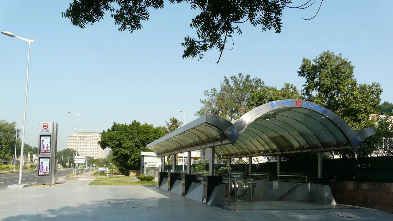 Khan Market metro station.jpg