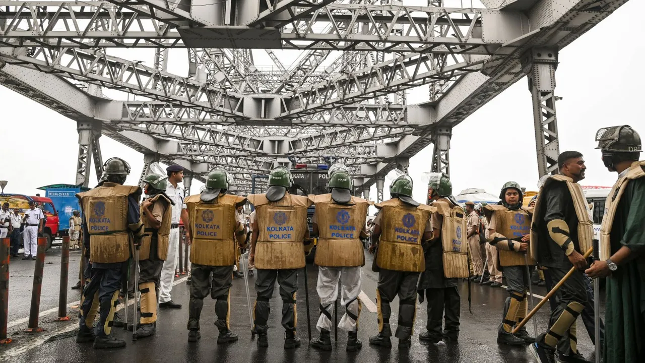 Police personnel deployed at Howrah Bridge in view of 'Nabanna Abhijan' rally called by Paschim Banga Chhatra Samaj, a students' organisation, to protest against the alleged sexual assault and murder of a trainee doctor, in Kolkata, Tuesday, Aug. 27, 2024.