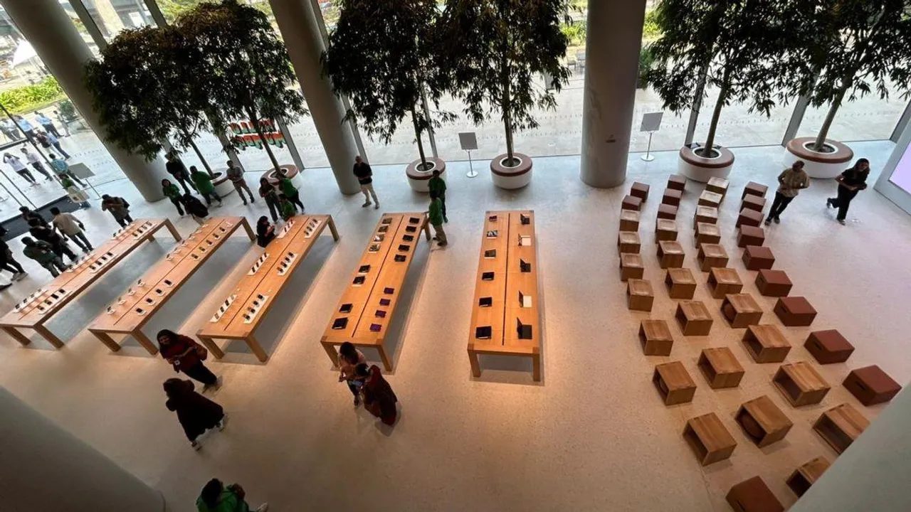Apple retail store in Mumbai4