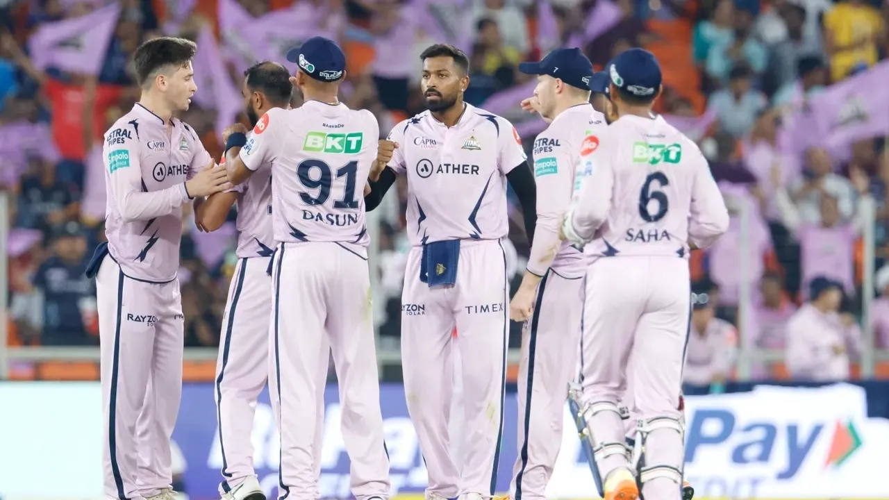 GT skipper Hardik Pandya with his team