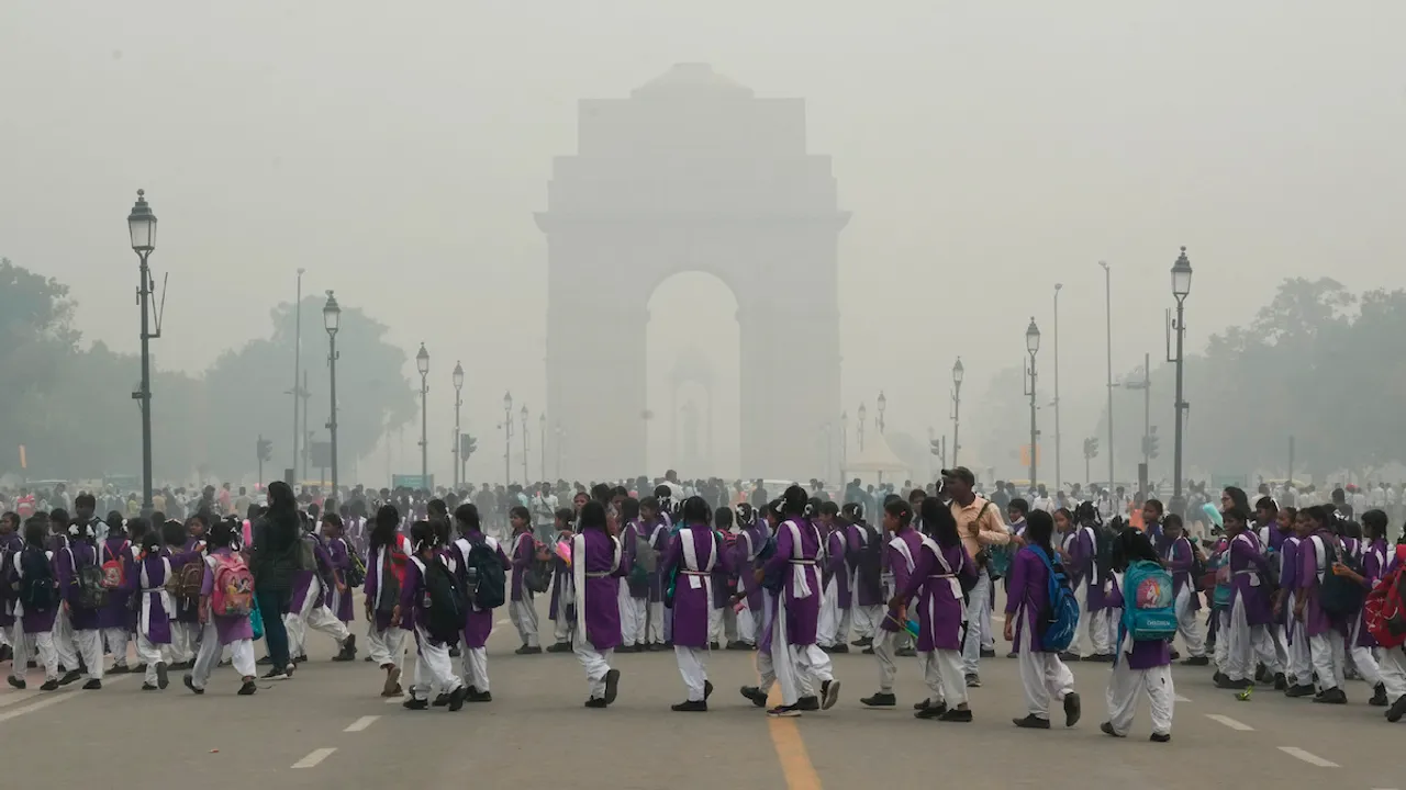 School children amid dense smog near the India Gate in New Dellhi, Saturday, Nov. 4, 2023. Delhi-NCR region is winessing smog amid a surge in farm fires and unfavourable weather conditions leading to a spike in the air pollution levels.
