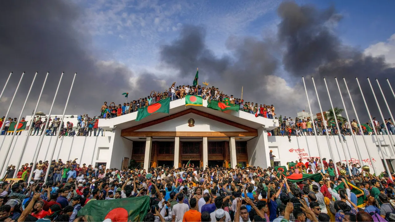 People gather around the residence of Bangladeshi prime minister in Dhaka, Bangladesh, 05 August 2024.