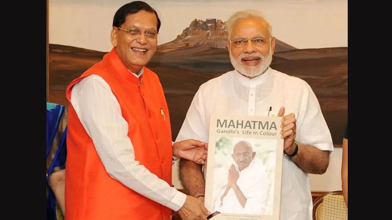Bindeshwar Pathak and narendra modi.jpg