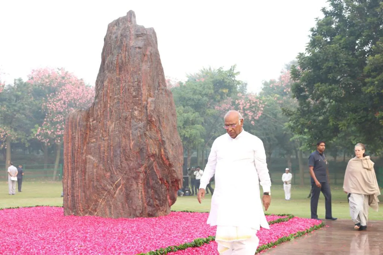 Mallikarjun Kharge with Sonia Gandhi