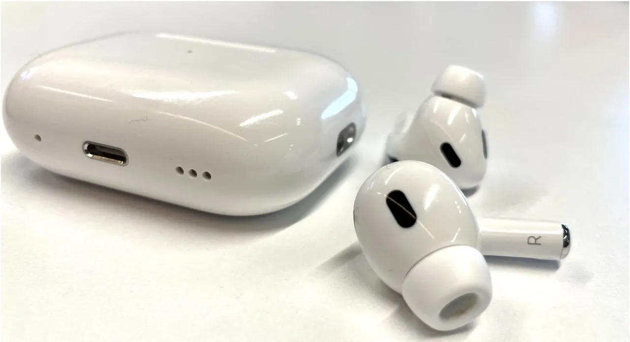 Apple AirPods.jpg