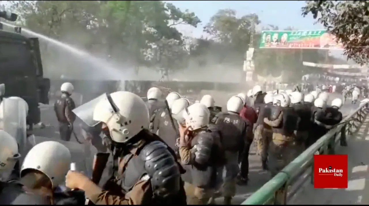 Islamabad police face resistence as it approaches Zaman Park to arrest Imran Khan