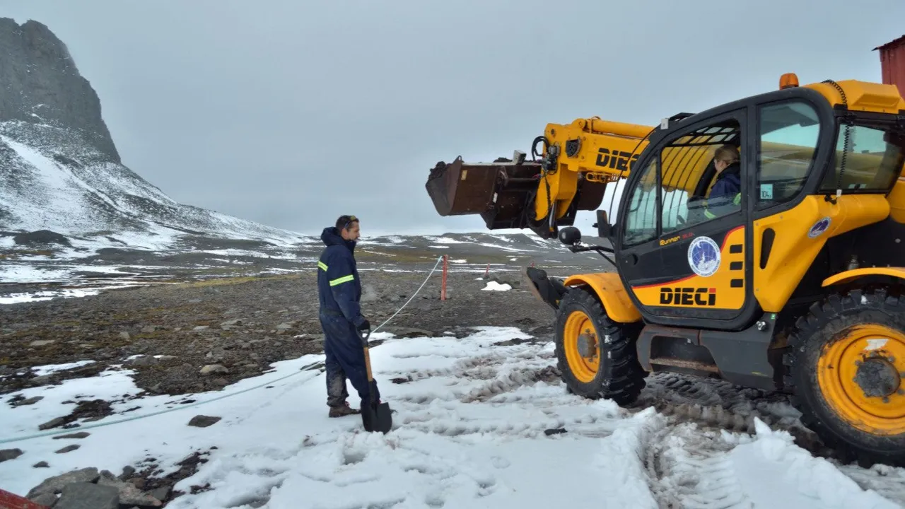 Plastic Microbes Arctic.jpg