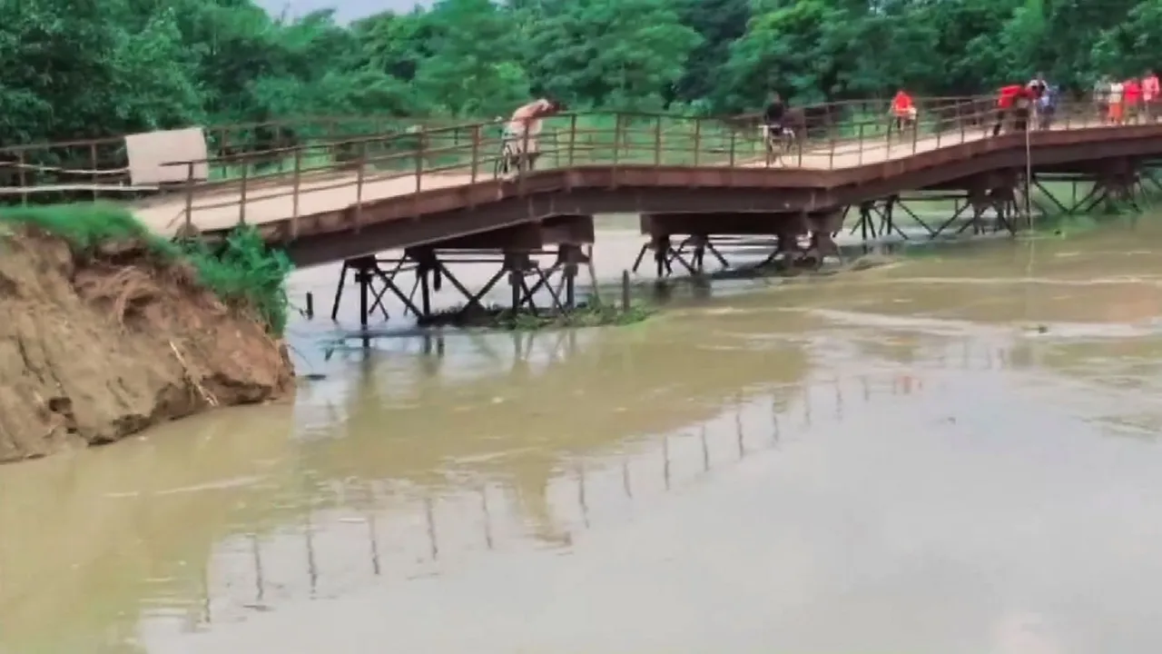 The water level of Tiyar river rises after heavy rains, in Motihari, Bihar, Monday, Sept. 30, 2024.