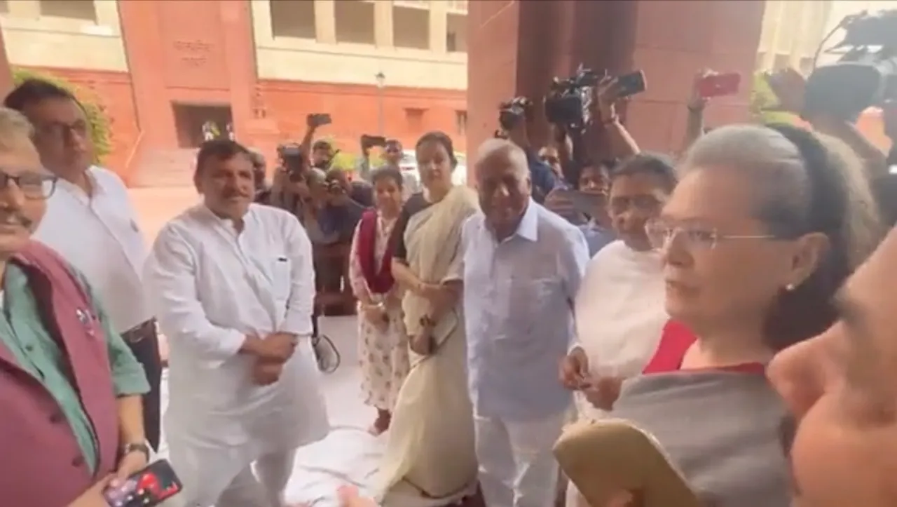 Sonia Gandhi meets Sanjay Singh