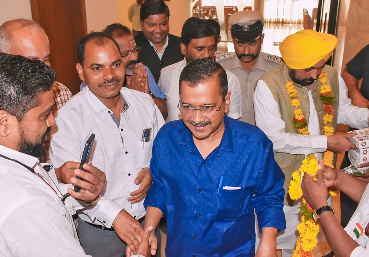 Arvind Kejriwal and Mann in Hubballi