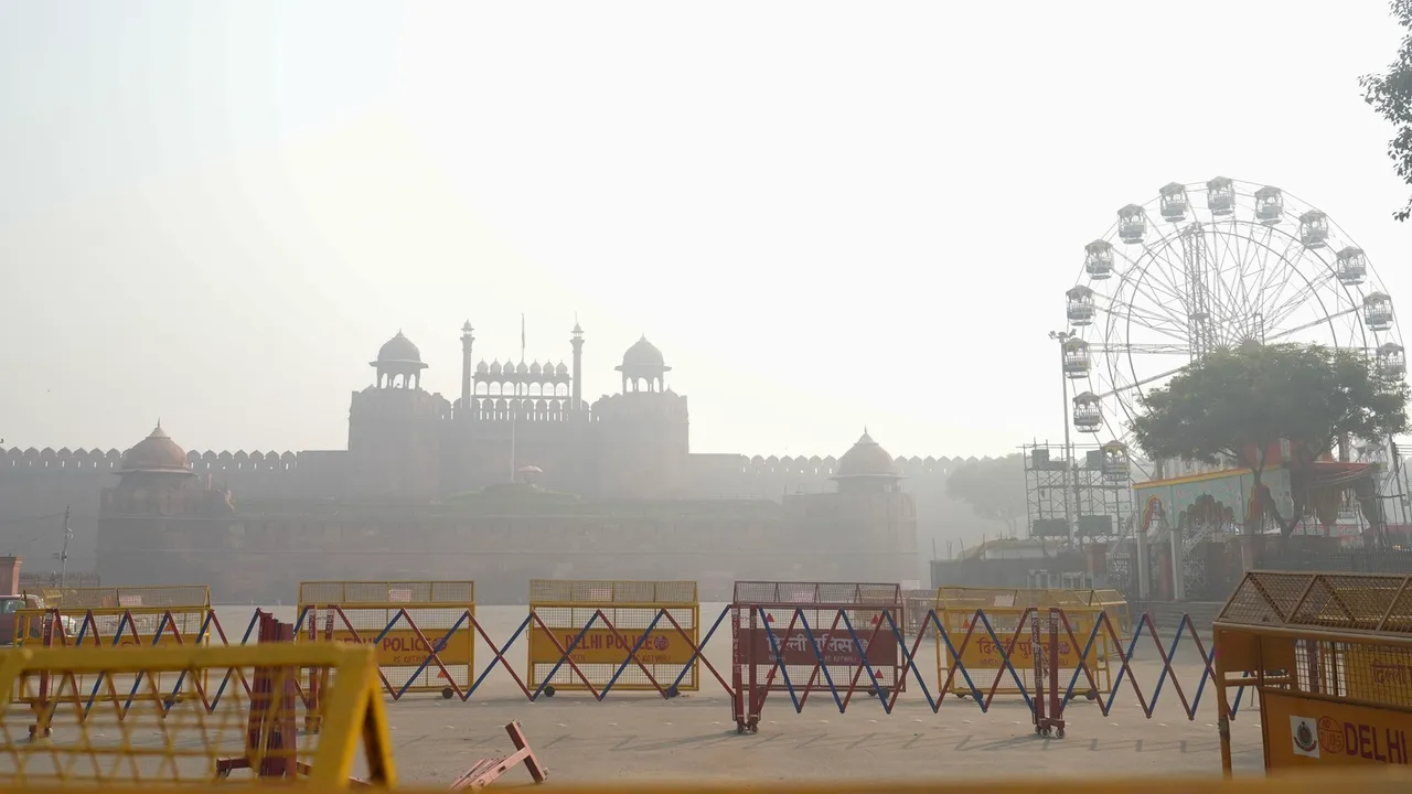 Red Fort engulfed in smog, in New Delhi