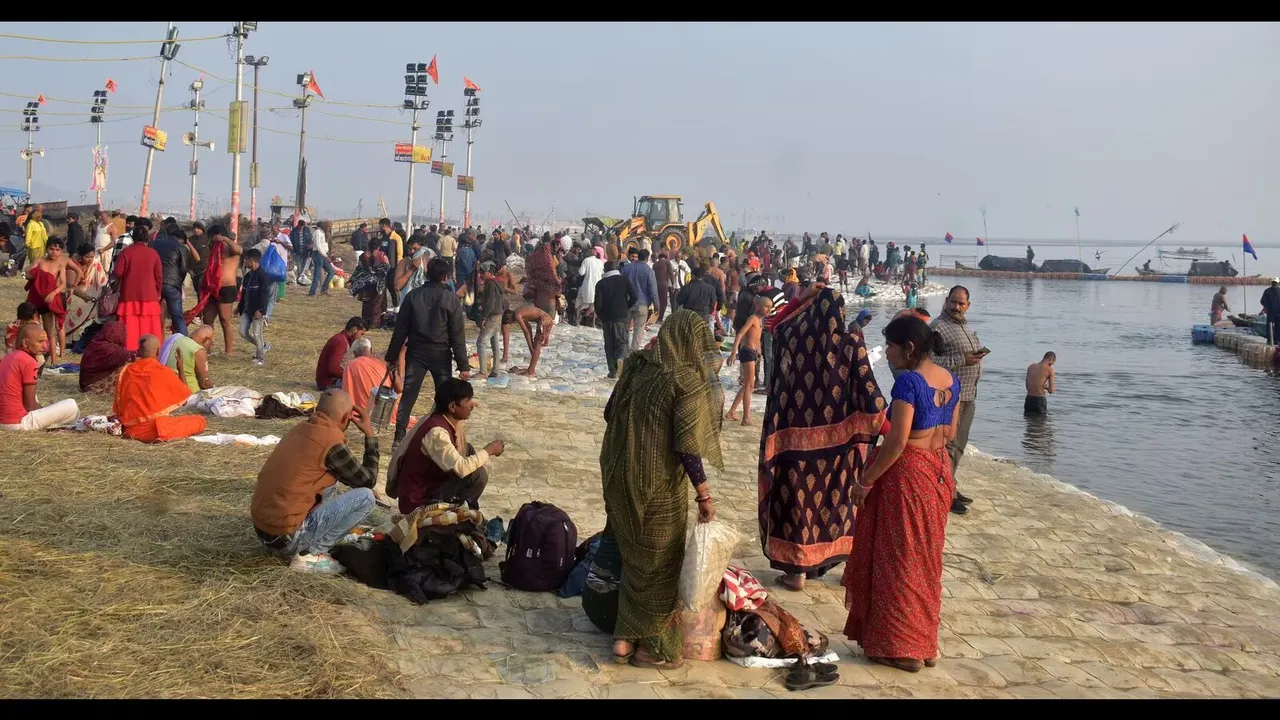 Pilgrims arriving on the eve of Paush Purnima snan in Prayagraj