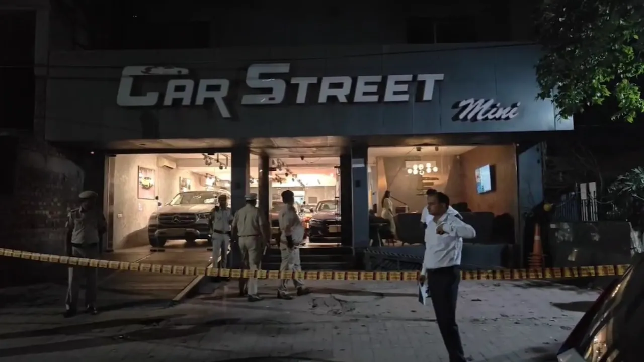 Delhi car showroom car street firing