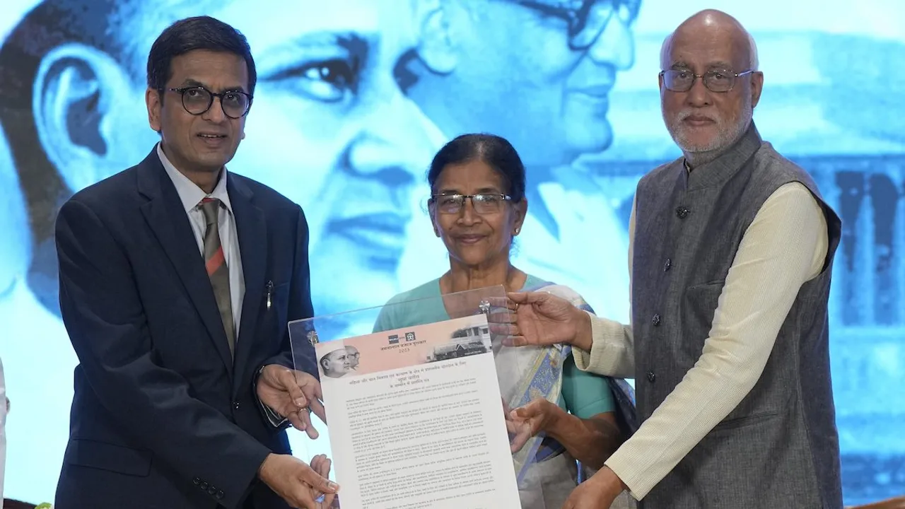 Chief Justice of India Justice DY Chandrachud along with Chairman, Board of Trustees Jamnalal Bajaj Awards, Shekhar Bajaj presents the Jamnalal Bajaj Award for development and welfare women and children to Sudha Varghese from Bihar, in Mumbai, Friday, Dec. 8, 2023.