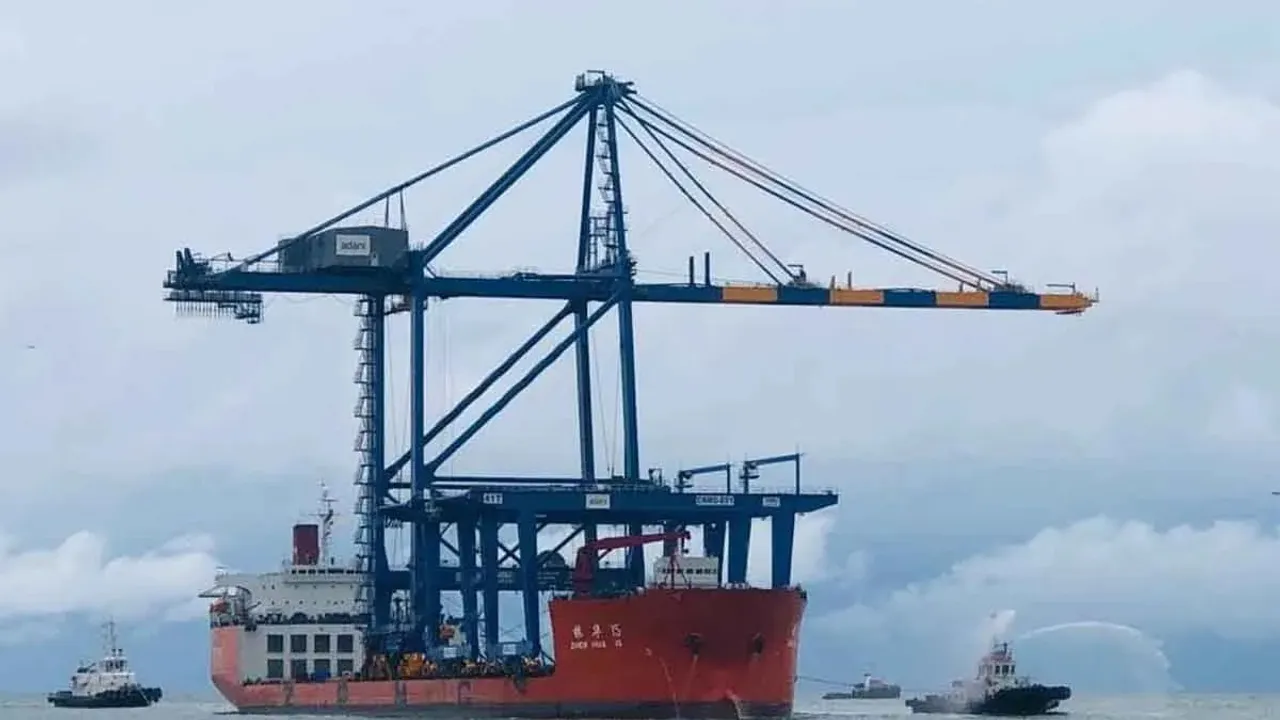Zhen Hua 15 at the Vizhinjam International Seaport.jpg