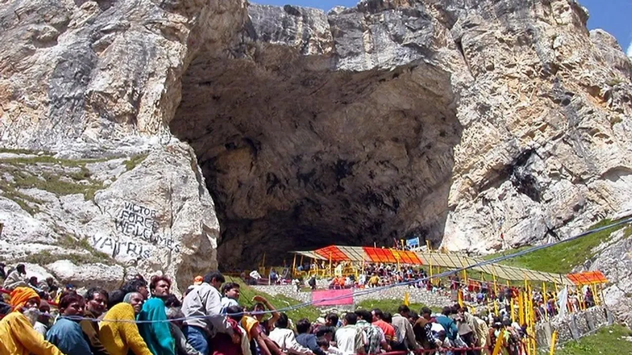 Amarnath Yatries moving towards the base camp