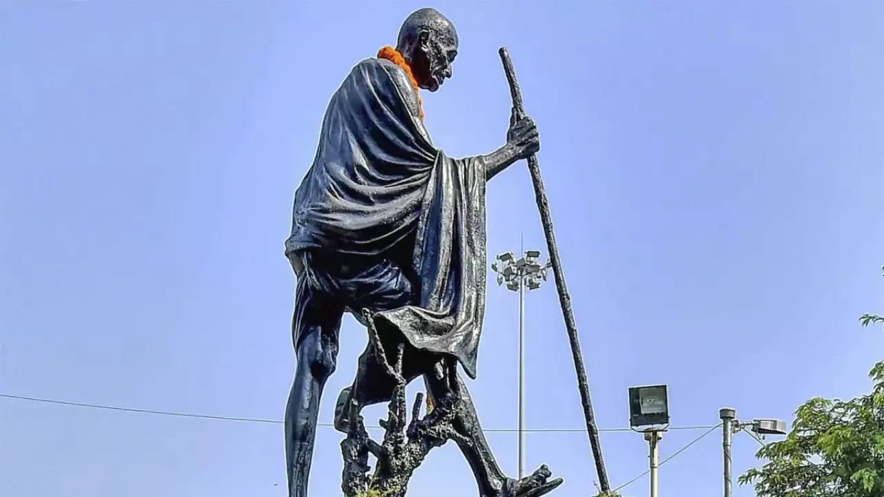 mahatma gandhi statue.jpg