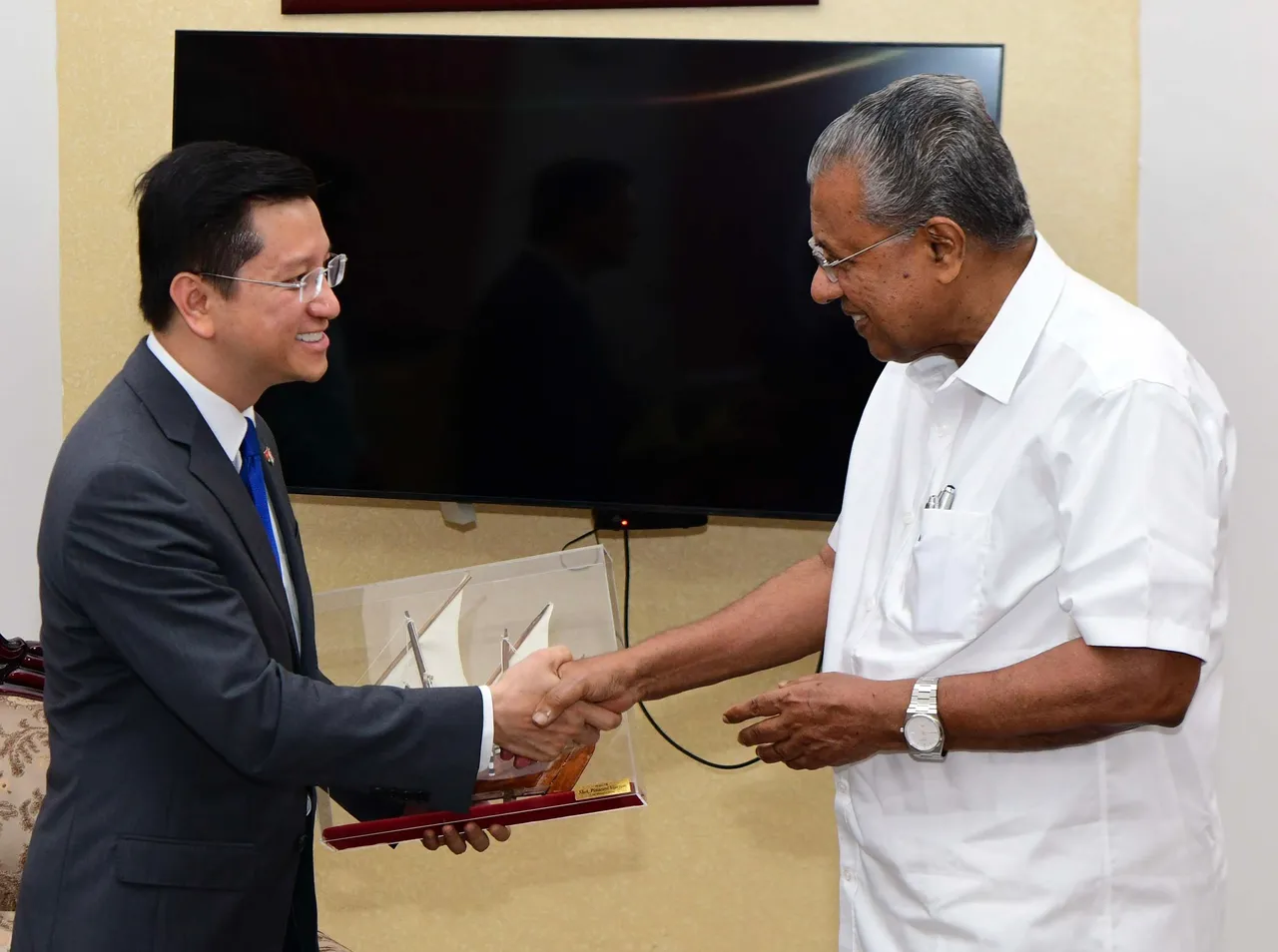 Nguyen Thanh Hai  with Pinarayi Vijayan.jpg