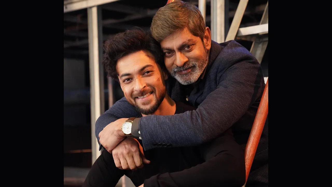 Jagapathi-Babu-Aayush-Sharma-in-AS04