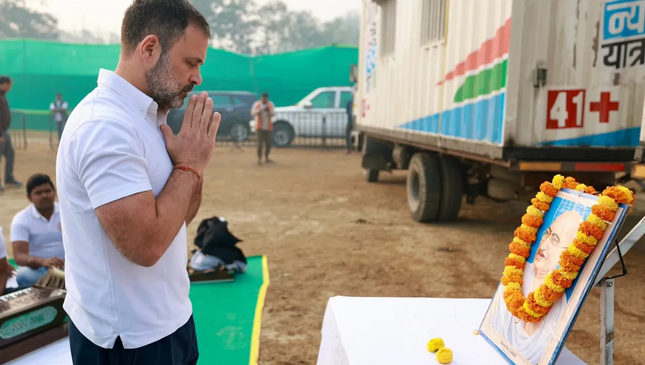 Rahul Gandhi paying tributes to Mahatma Gandhi