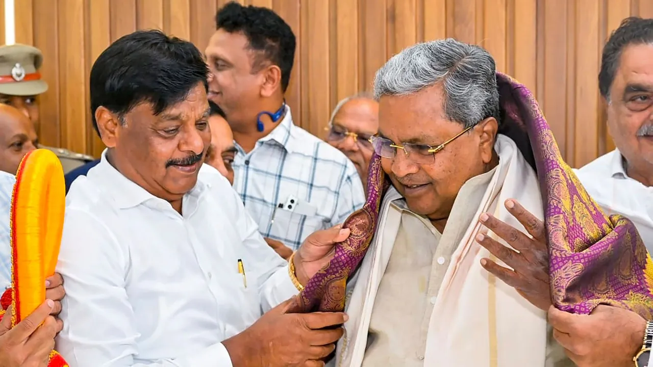 Karnataka CM Siddaramaiah being welcomed by Congress leaders on his arrival at the Nada Habba Dasara, in Mysuru, Thursday, Sept. 26, 2024.