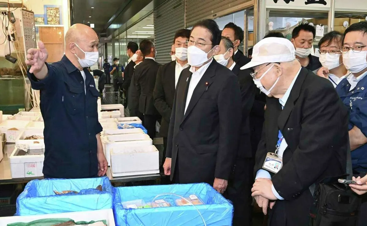 Fumio Kishida at fish market.jpg