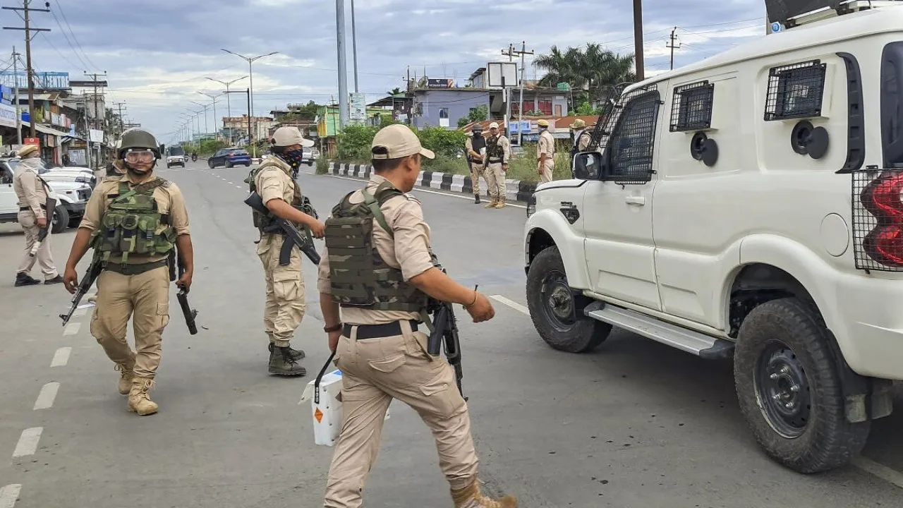 manipur mob loots weapons.jpg