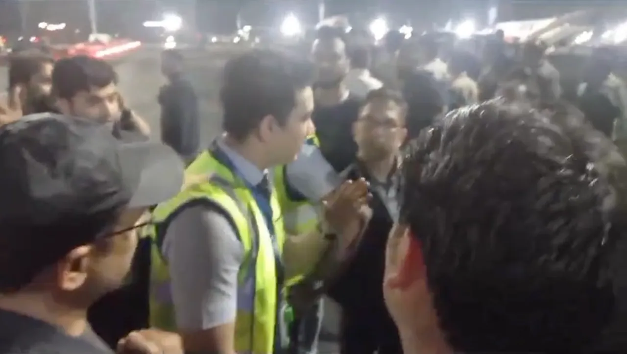 Passengers argue IndiGo staff at Mumabi airport over flight delay