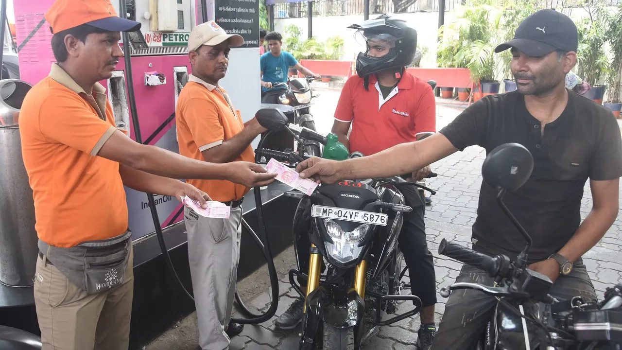 2000 NOTES PETROL PUMP.jpg
