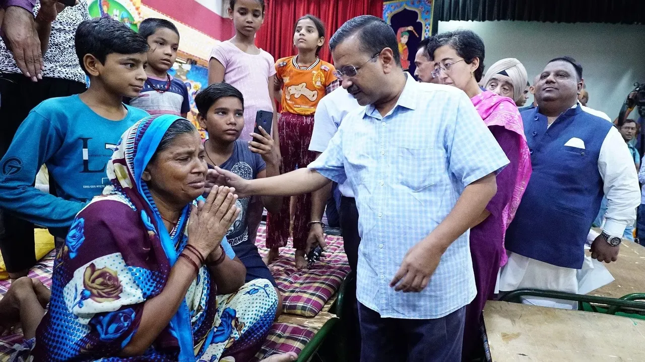 Flood affected fa,ilies with arvind kejriwal.jpg