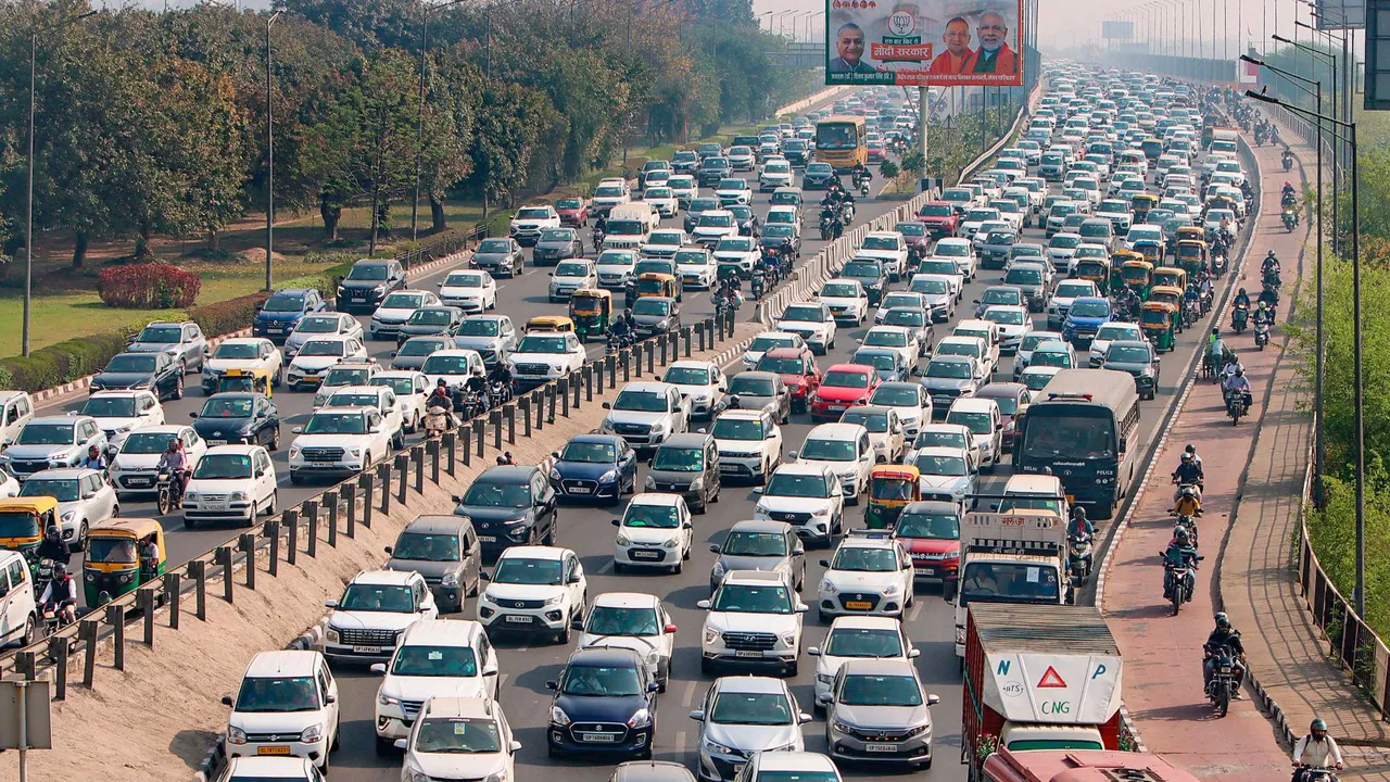 Vehicles stuck in a traffic jam at the National Highway (NH) 24 during the ‘Kisan Mahapanchayat’ at Ramlila Maidan, in New Delhi