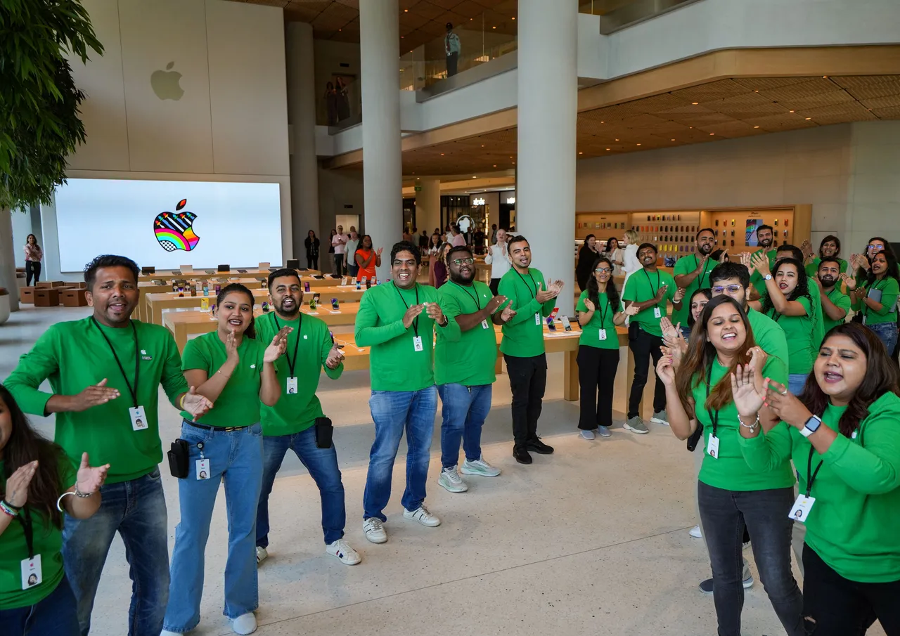 Apple retail store in Mumbai7
