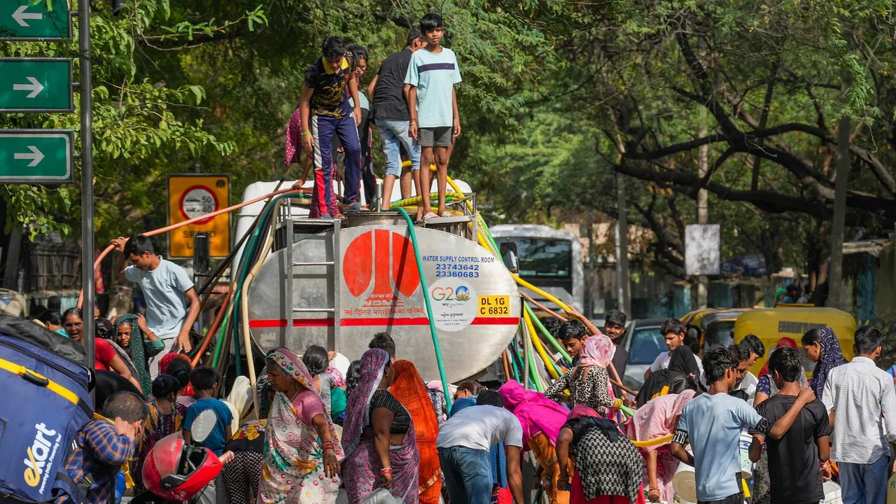 Residents fill water from a tanker amid water crisis, at the Vivekanand Camp, Chanakyapuri area, in New Delhi, Thursday, June, 6, 2024