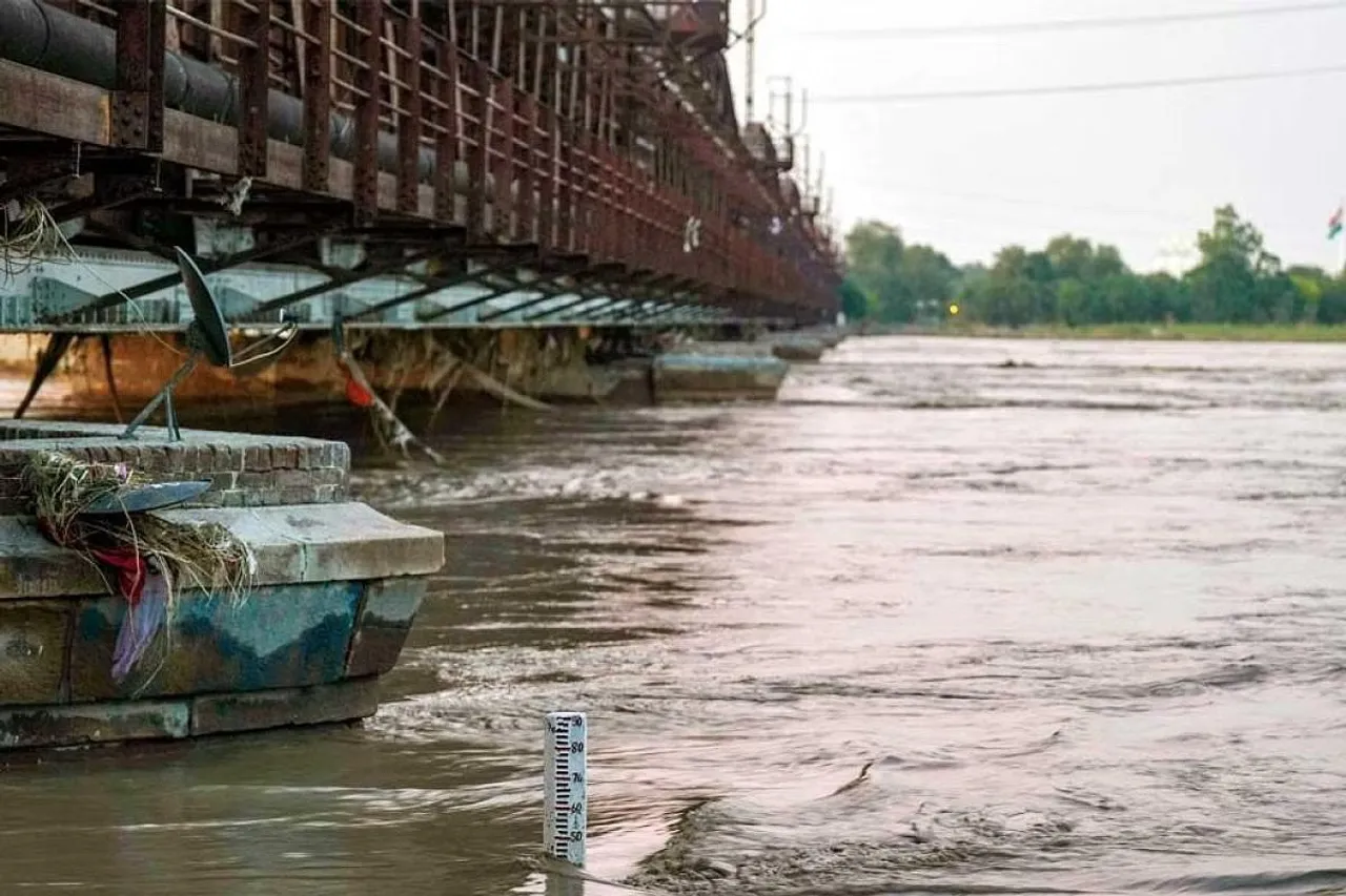 Yamuna Old Railway Bridge.jpg