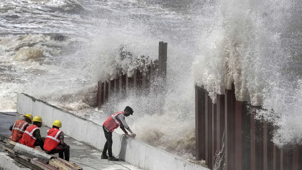 cyclone biparjoy gujarat jakhau port.jpg
