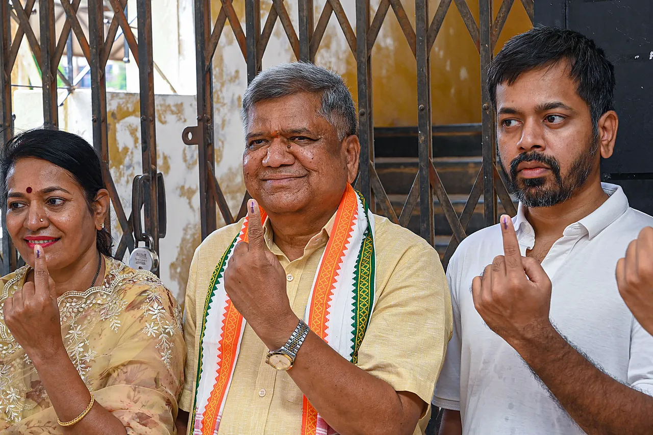 Former CM and Congress leader Jagadish Shettar with his family members after casting votes for Karnataka Assembly polls, at a polling station, in Hubballi