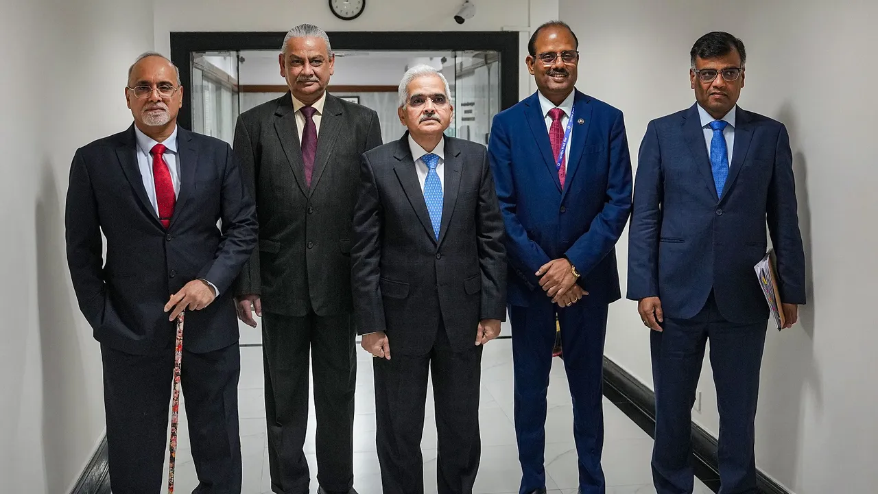 RBI Governor Shaktikanta Das with Deputy Governors Michael Debabrata Patra, M. Rajeshwar Rao, Swaminathan Janakiraman and Rabi Shankar arrive to address a press conference