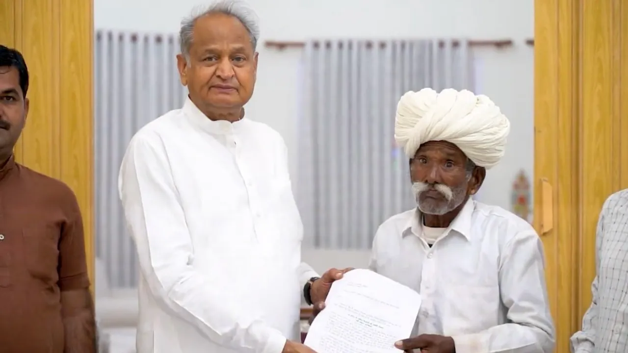 Ashok Gehlot meets farmer Madhuram Jaipal