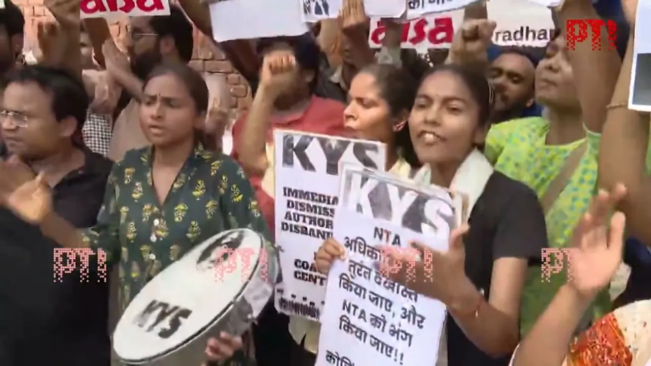 JNU Student Union protests against alleged irregularities in NEET in Delhi