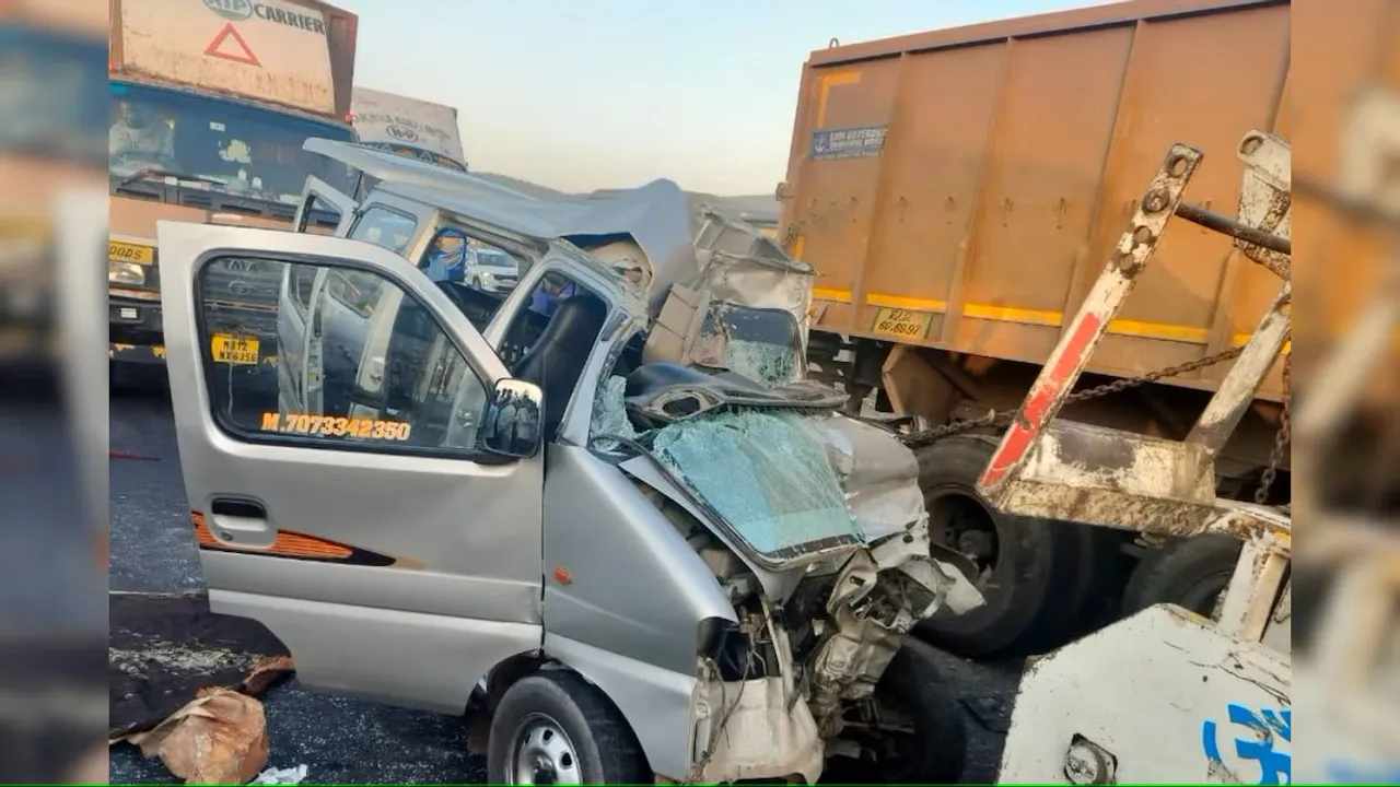 car rams into truck on Delhi-Ajmer highway