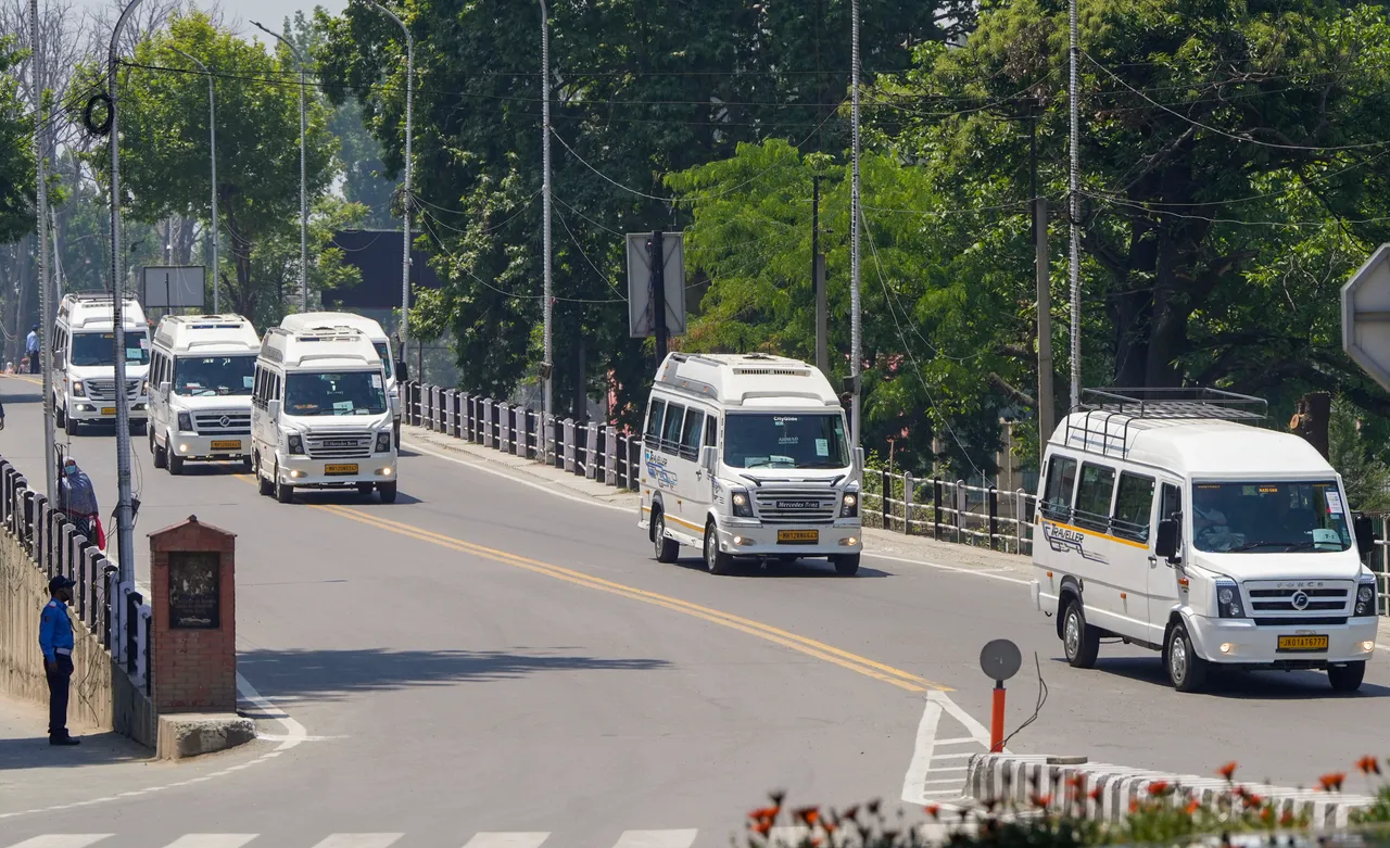 Carcade of foreign delegates arrives to participate in the 3rd G20 Tourism Working Group meeting, in Srinagar