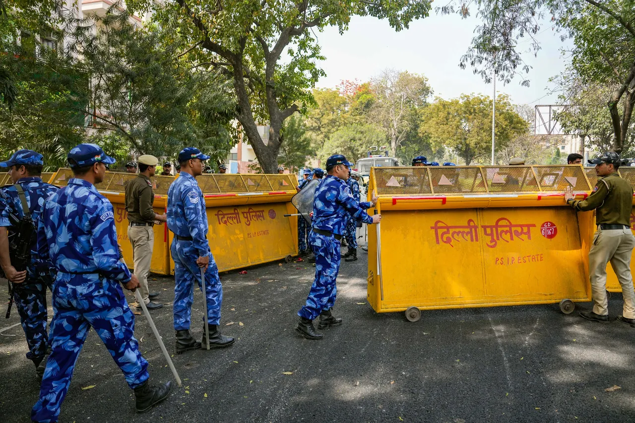 Security near AAP office Delhi Police