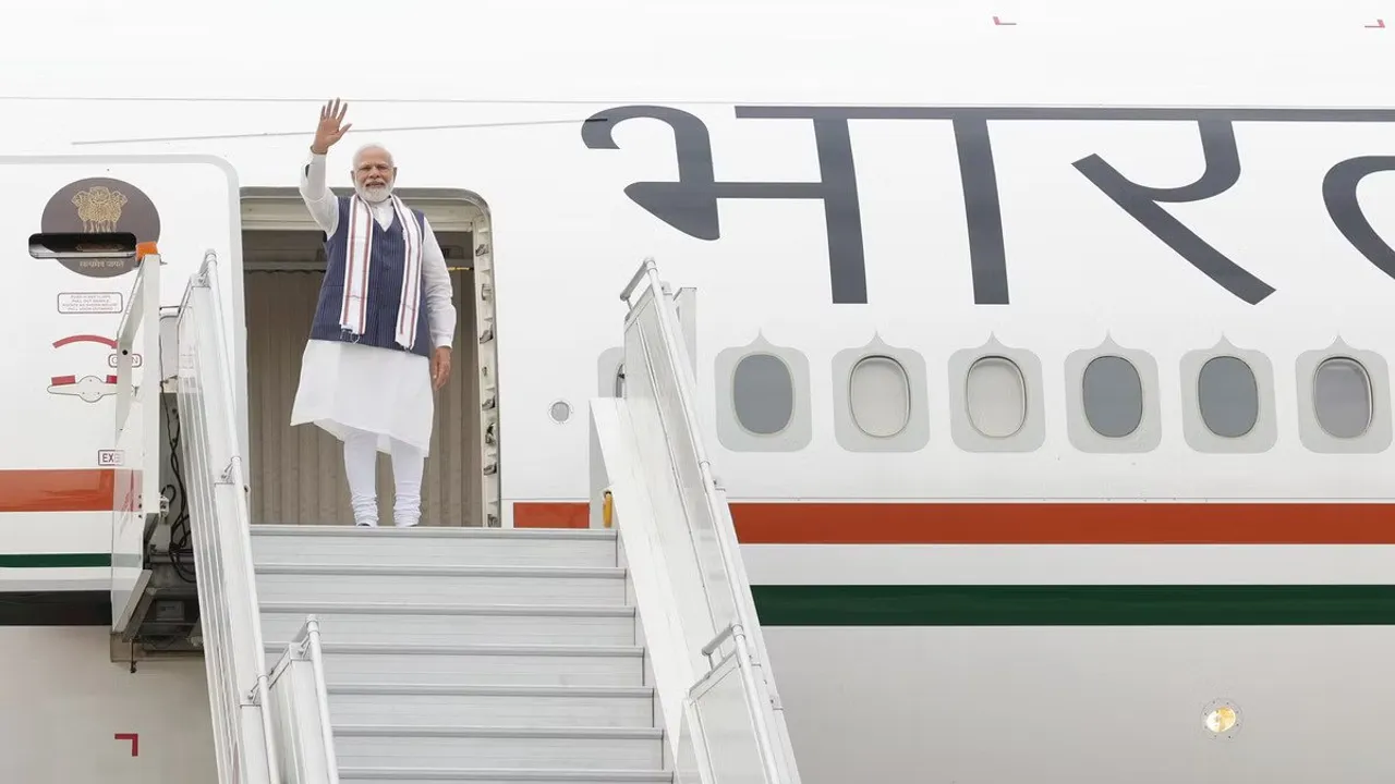 Narendra modi at the plane entrance.jpg