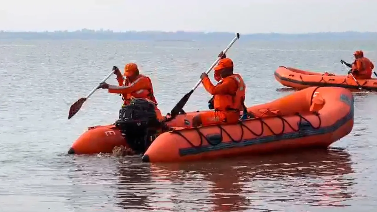 NDRF personnel during a search and rescue operation after six persons, including two children, drowned as their boat capsized on Tuesday evening in the Ujani dam backwaters, in Pune district, Wednesday, May 22, 2024