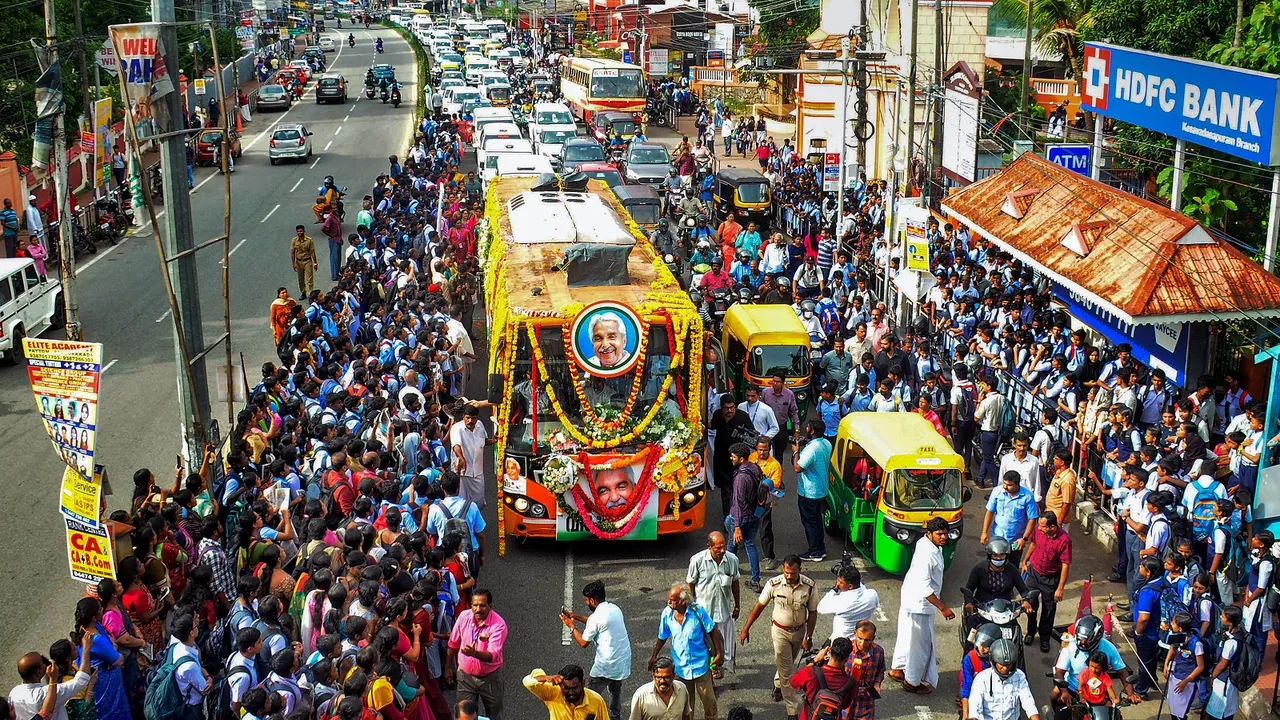Mortal remains of former Kerala chief minister Oommen Chandy being taken to Kottayam from Thiruvananthapuram