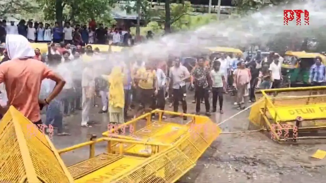 Delhi Police uses water cannon to disperse BJP workers protesting against water shortage