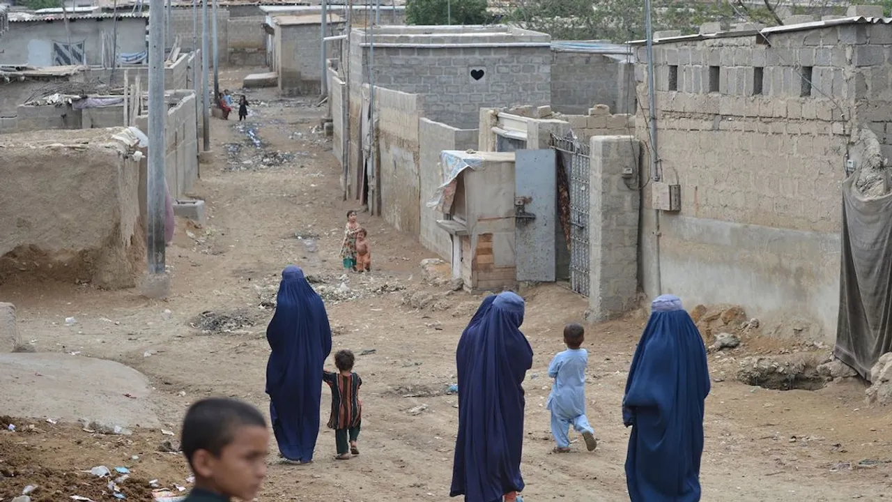 Pakistan deport afghanistan refugees afghans