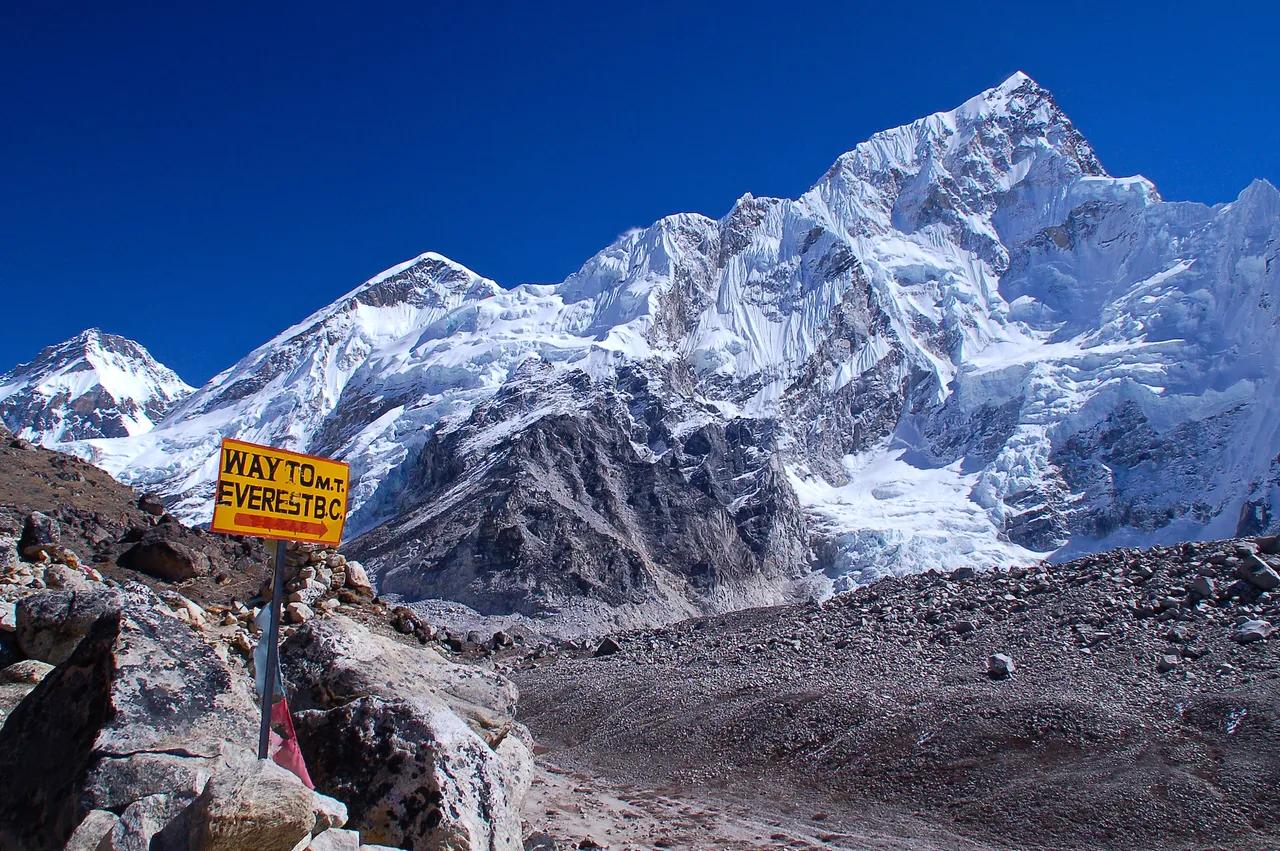mount everest helicopter missing.jpg