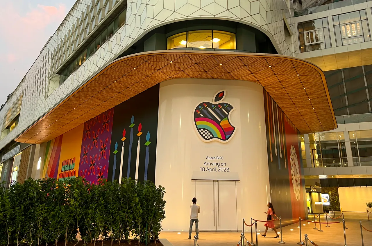 Apple retail store in Mumbai5
